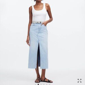 NWT. Madewell Denim Front Slit Skirt. Light Wash. Size 30